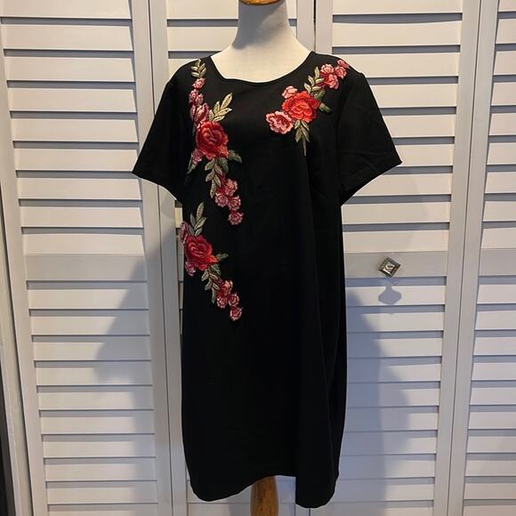 madison leigh Dresses & Skirts - Madison Leigh Embroiled Flowers Dress